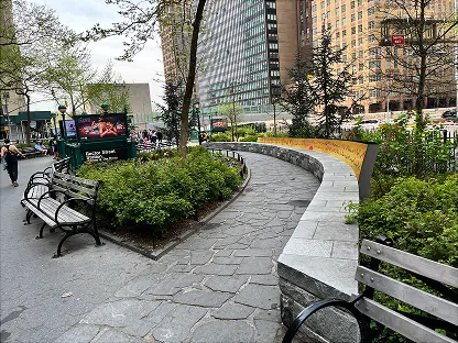 عرض لوحة فنية في إليزابيث هـ. برجر بلازا